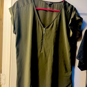 Express blouse with gold zipper